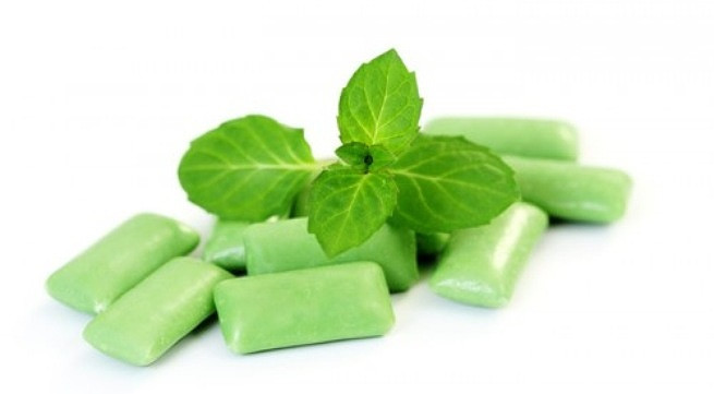 Bạn có thể nhai kẹo cao su không đường chứa xylitol, một chất phụ gia được biết đến như một chất làm ngọt tự nhiên giúp chống lại vi khuẩn gây sâu răng, có thể làm giảm đáng kể sâu răng. Ảnh: tienphong.