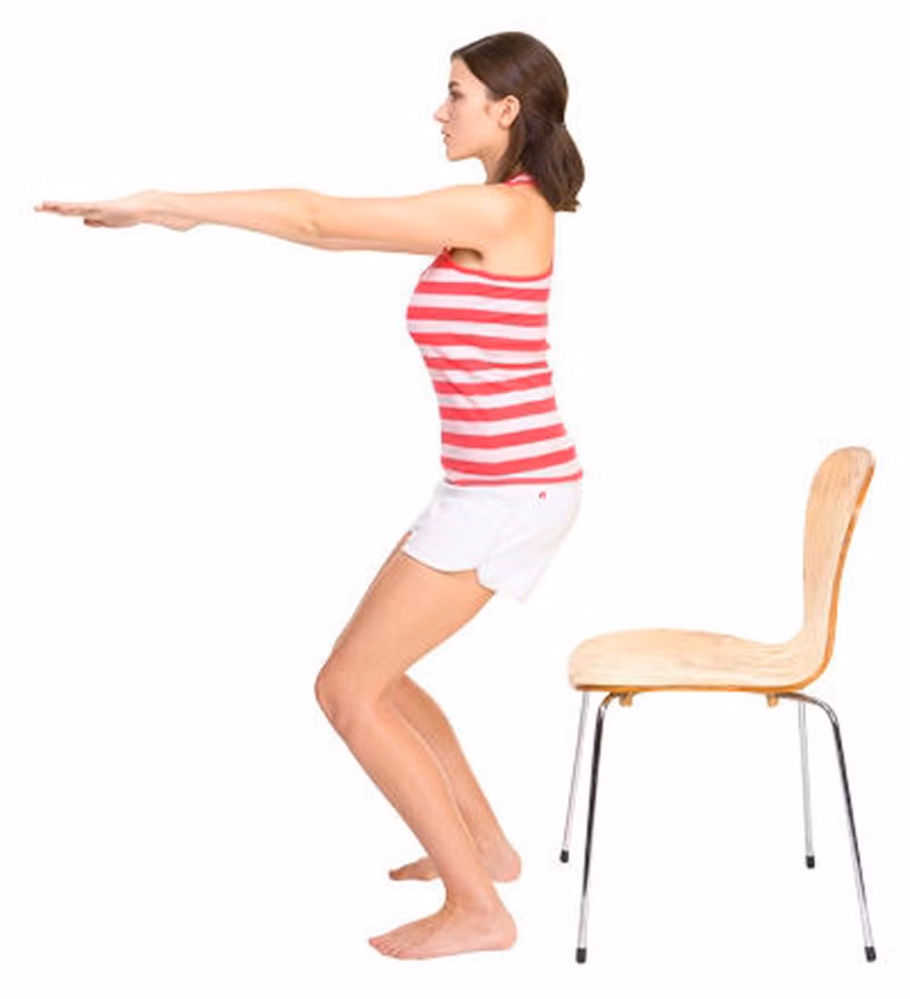 Đơn giản hơn, bạn có thể thực hiện bài tập chữa đau lưng đơn giản bằng cách đứng lên ngồi xuống với ghế. Ảnh: zadn.