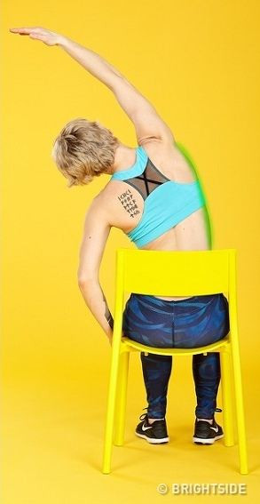 Bạn chỉ cần ngồi trên ghế, lưng thẳng, một tay đặt lên ghế, tay còn lại thẳng lên trời và nghiêng sang 1 bên, sau đó đổi bên. Ảnh: phunuonline.