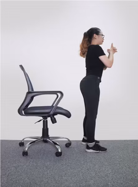 Trước tiên, bạn hãy đứng thẳng lưng ở trước ghế rồi từ từ gập người về phía ghế (lưng vẫn thẳng), ngồi xổm khi bạn tiếp xúc với ghế khoảng 10 giây rồi trở về tư thế ban đầu. Ảnh: laodong.