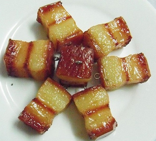 Lý do là vì trong thịt mỡ có nhiều chất béo bão hòa và cholesterol khiến các mạch máu, bao gồm mạch máu dẫn máu đến cơ quan sinh dục hẹp lại, gây ảnh hưởng đến chuyện ấy của các cặp vợ chồng. Ảnh: media.