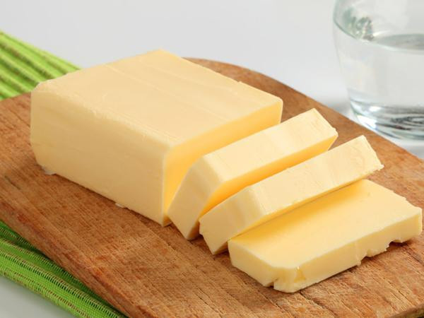 Hầu hết các loại phô mai đều được chế biến từ sữa bò đã qua xử lý bằng các chất kháng sinh và các hoóc môn tăng trưởng, gây ảnh hưởng tới quá trình sản xuất hóc môn tự nhiên bao gồm cả các hóc môn “yêu” như oestrogen, progesterone và testosterone. Ảnh: phunuvagiadinh.