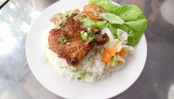 Gạo chưa nấu chín có thể chứa các bào tử vi khuẩn có thể gây ngộ độc thực phẩm. Khi gạo được nấu chín thành cơm, các bào tử này vẫn có thể tồn tại.