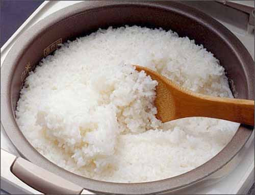 Nếu cơm được để ở nhiệt độ phòng, các bào tử sẽ nhân lên và có thể tạo ra chất độc gây nôn hoặc tiêu chảy. Hâm nóng lại cơm sẽ không loại bỏ được các chất độc này.