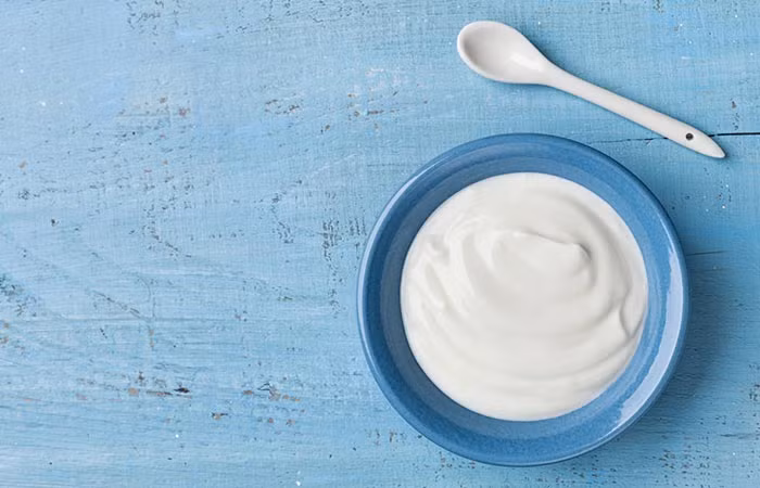 Nếu không có giấm táo, bạn có thể sử dụng sữa chua. Sữa chua làm tăng sản xuất men vi sinh trong cơ thể bạn, khuyến khích sản xuất vi khuẩn lành mạnh trong miệng và giúp điều trị bệnh nấm miệng. Ảnh: stylecraze.