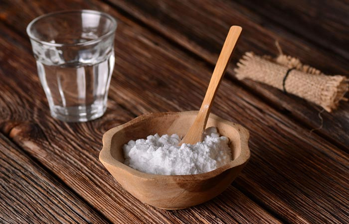 Bên cạnh đó, bạn có thể pha ½ thìa baking soda với một cốc nước và sử dụng nó để súc miệng. Baking soda sẽ giết chết nấm men gây bệnh nấm miệng. Ảnh: stylecraze.