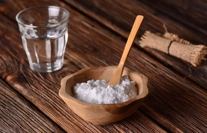 Bên cạnh đó, bạn có thể pha ½ thìa baking soda với một cốc nước và sử dụng nó để súc miệng. Baking soda sẽ giết chết nấm men gây bệnh nấm miệng. Ảnh: stylecraze.