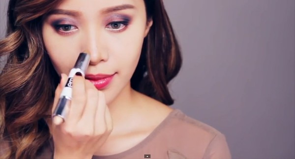 Bên cạnh đó, bạn cũng nên chú ý chọn cọ đầu tròn nhỏ khác để phủ một lớp phấn (kem) highlight trên sống mũi và ở khu vực đầu mũi để tạo cảm giác mũi nhỏ hơn, thon hơn. Ảnh: nangmuithammy.