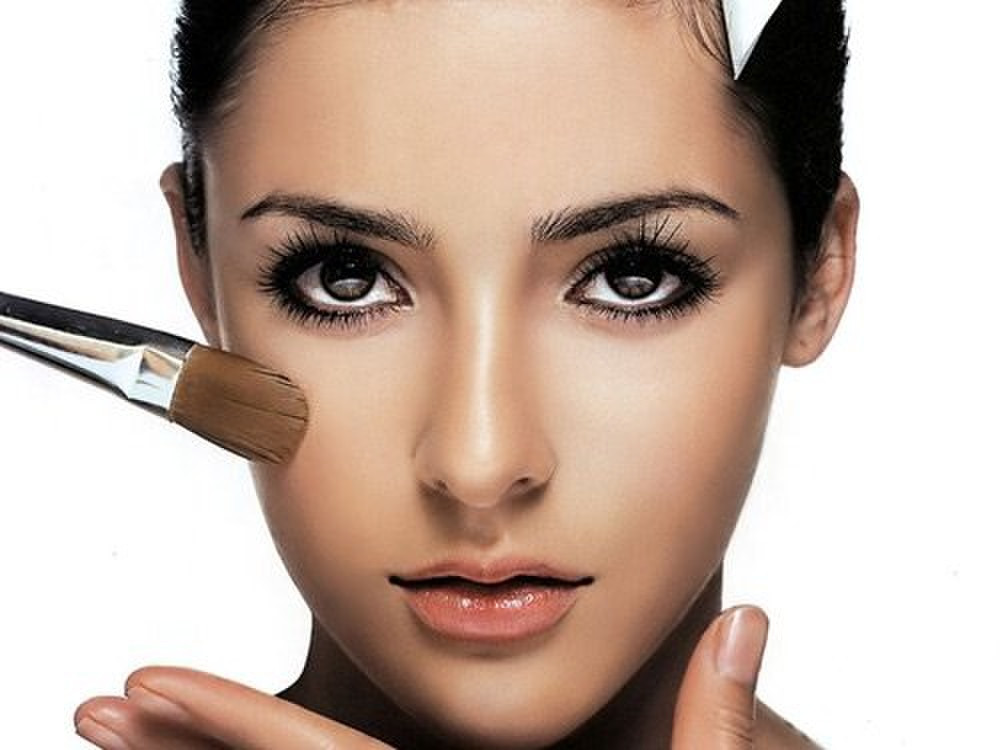 Trong quá trình trang điểm tạo sống mũi, bạn cần lưu ý một số quy tắc nhất định để việc trang điểm mũi cao hoàn hảo nhất. Ảnh: tinmoi.