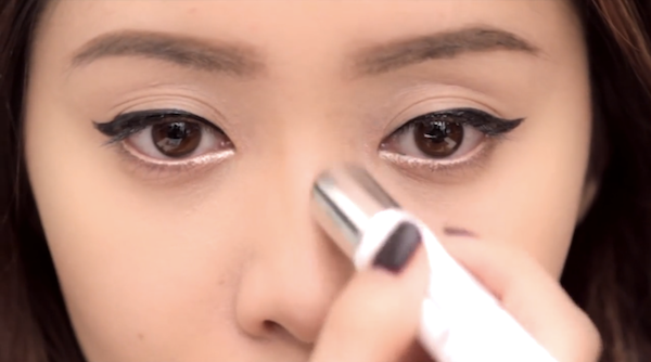 Ngoài ra, bạn có thể trang điểm phần mũi nổi lên bằng cách thoa phấn màu sáng và có nhũ lên đầu mũi và kéo tới đỉnh mũi. Ảnh: cachtrangdiem.