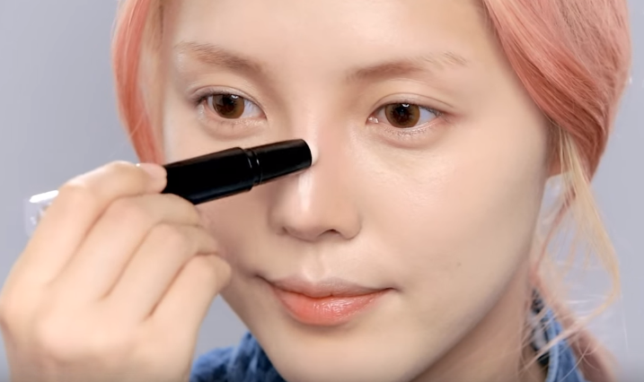 Ở bước này, bạn cần lưu ý tránh vuốt cọ ở khu vực trên lông mày xuống. Cách này sẽ giúp sống mũi trông dài hơn so với thực tế. Ảnh: kenhsuckhoe24h.