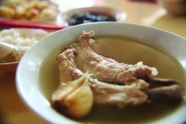 Thực phẩm chứa nhóm chất Glucosamine, Chondroitin như nước hầm xương, sụn bò, sụn bê,... giúp thúc đẩy quá trình tái tạo sụn khớp, rất tốt cho người thoát vị đĩa đệm. Ảnh: headlines.