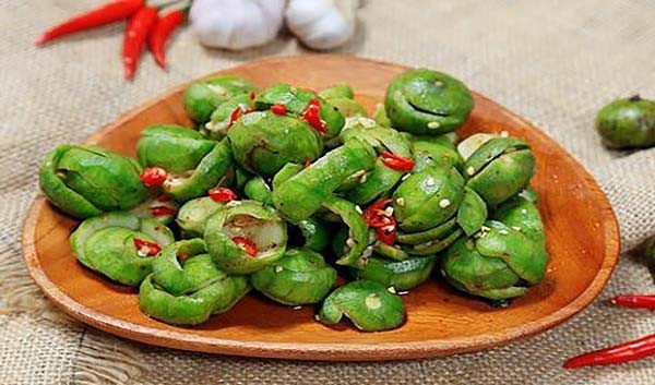 Khi bị say rượu bia, bạn có thể uống nước hãm từ quả sấu khô để vượt qua cơn say dễ dàng. Ảnh: giadinh.