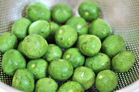 Ăn sấu còn giúp bạn tăng cường tiêu hóa. Bạn có thể lấy quả sấu tươi nấu canh chua ăn ngay hoặc hấp sấu với đường làm nước giải khát uống. Ảnh: mclip.