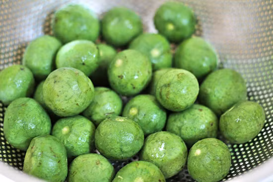 Ăn sấu còn giúp bạn tăng cường tiêu hóa. Bạn có thể lấy quả sấu tươi nấu canh chua ăn ngay hoặc hấp sấu với đường làm nước giải khát uống. Ảnh: mclip.