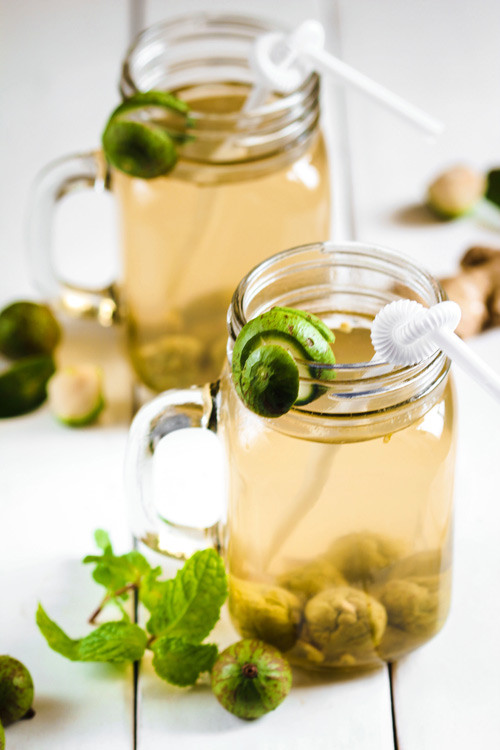 Bạn chỉ cần ngâm cùi quả sấu tươi với ít muối, ngày ngậm 3 – 5 lần, tốt nhất nên ngậm vào buổi sáng và tối trước khi đi ngủ. Ảnh: evashare.