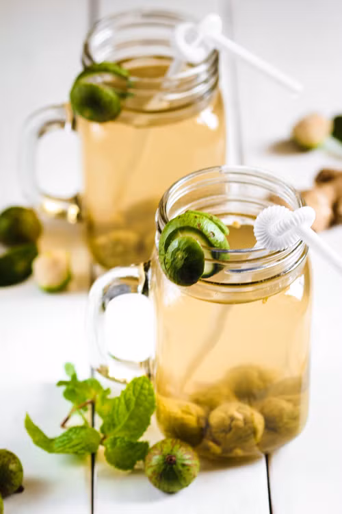 Bạn chỉ cần ngâm cùi quả sấu tươi với ít muối, ngày ngậm 3 – 5 lần, tốt nhất nên ngậm vào buổi sáng và tối trước khi đi ngủ. Ảnh: evashare.