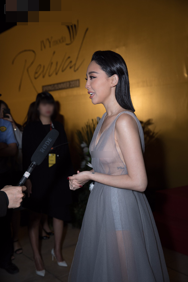 Diện một chiếc đầm với chất liệu xuyên thấu khiến Tóc Tiên rơi vào tình huống đỏ mặt như thế này. Ảnh: bestie.