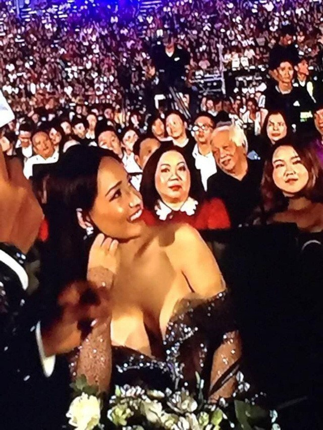 Vòng 1 chỉ trực trào ra ngoài của Hoa hậu Mai Phương Thúy. Ảnh: netnews.