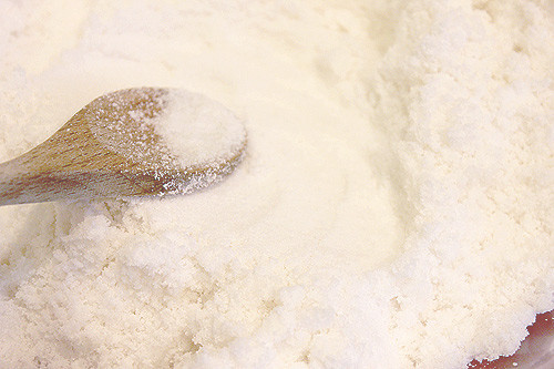 Nếu bạn có thời gian, bạn có thể “tự chế” nước rửa bát từ baking soda, muối, giấm và chanh. Ảnh: starpress.