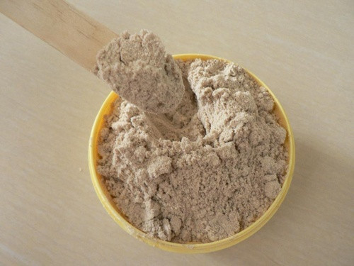 Đơn giản hơn, bạn có thể làm nước rửa bát từ cám gạo - nguyên liệu rất rẻ tiền và dễ mua. Ảnh: hstatic.