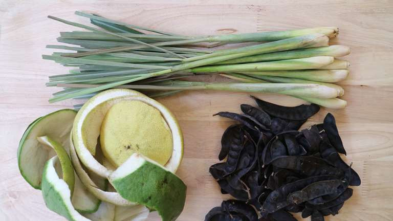 Công thức nước rửa bát “tự chế” làm từ vỏ bưởi, quả bồ kết và sả hiện đang được chị em chia sẻ rầm rộ trên mạng thời gian gần đây bởi không những dễ thực hiện mà còn rất sạch mà an toàn. Ảnh: comem.