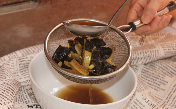 Sau đó, bạn dùng rây, lọc bỏ bã và thu về nước cốt để sử dụng để rửa bát. Ảnh: hoaanhdao.