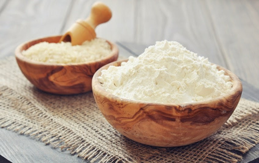 Bạn chỉ cần lấy 3 muỗng cám gạo pha với 250ml nước, lắc đều. Và thế là bạn đã làm xong nước rửa chén từ cám gạo rồi. Ảnh: googleusercontent.