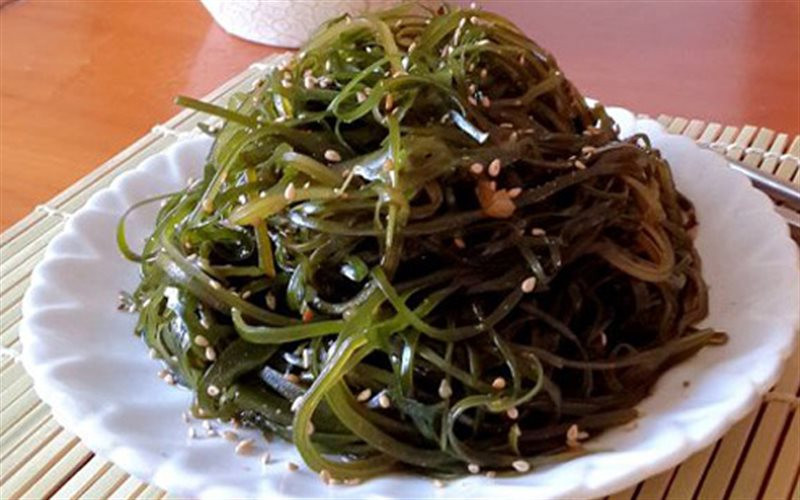 Rong biển - thực phẩm đem lại rất nhiều lợi ích cho làn da - là một phần lớn trong chế độ ăn uống chống lão hóa của người Nhật. Ảnh: cooky.