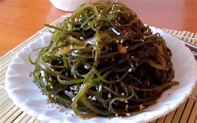 Rong biển - thực phẩm đem lại rất nhiều lợi ích cho làn da - là một phần lớn trong chế độ ăn uống chống lão hóa của người Nhật. Ảnh: cooky.