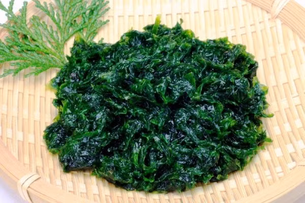 Trong chế độ ăn uống của người Nhật cũng có nhiều thực phẩm giàu collagen như nước dùng xương và tảo xoắn (một loại tảo). Ảnh: dinhduong.