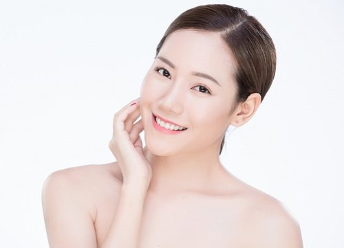 Dù bạn chăm sóc da như thế nào thì điều quan trọng là bạn cần cho làn da của bạn được “nghỉ ngơi” bởi sử dụng quá nhiều sản phẩm có thể gây tắc lỗ chân lông và làm hỏng tính đàn hồi của da. Ảnh: spathucuc.