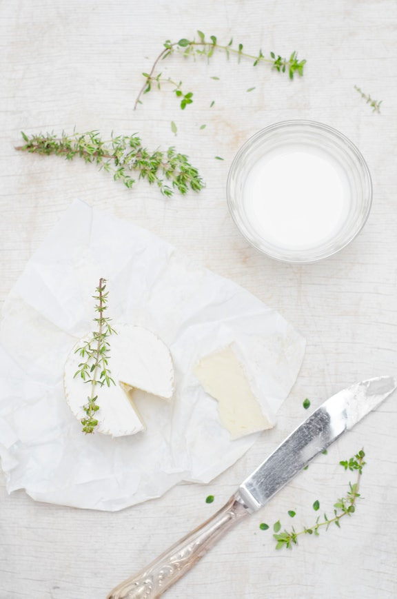 Húng tây được xem là một loại thuốc giảm đau tự nhiên. Vì vậy bạn có thể tiêu thụ loại thảo dược này để giảm những cơn đau lưng của mình. Ảnh: Elitedaily.