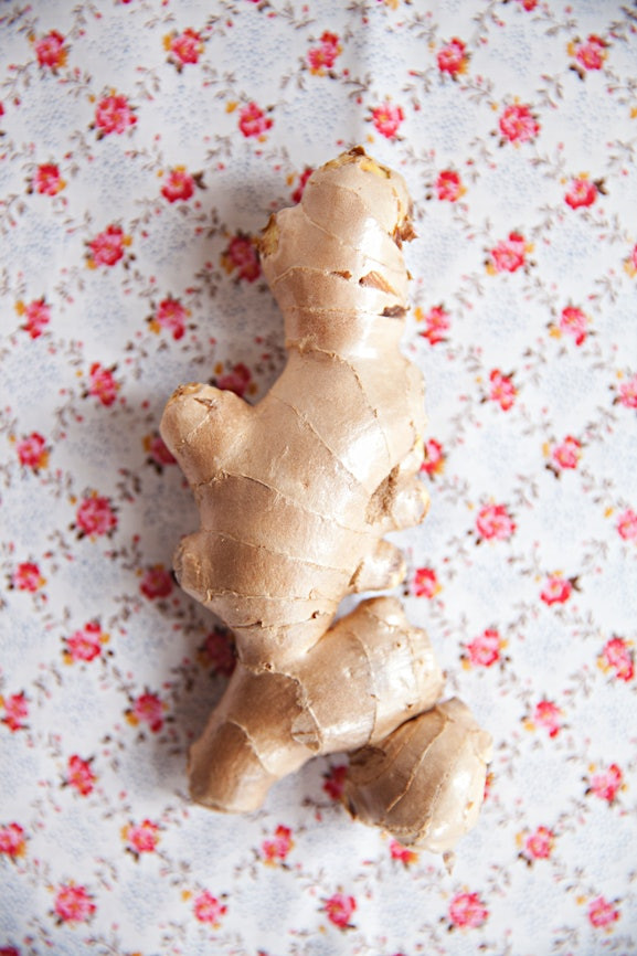 Gừng là siêu thực phẩm do chứa chất chống viêm cực kỳ mạnh mẽ được gọi là gingerols, làm giảm đáng kể cơn đau ở những người bị viêm khớp.