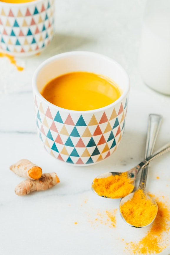 Các thành phần hoạt chất chính trong củ nghệ là curcumin, một chất chống oxy hóa và chống viêm cực kỳ mạnh mẽ. Do đó, củ nghệ cũng là loại gia vị bạn nên bổ sung vào thực đơn hàng ngày sẽ hỗ trợ giảm đau lưng đáng kể.