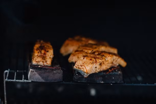 Cá hồi chứa nhiều axit béo omega 3 và calcitonin đã được chứng minh là làm giảm viêm ở khớp, giúp bạn giảm đau lưng hiệu quả.