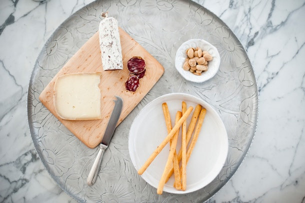 Bạn cũng nên đảm bảo chế độ ăn uống của bạn đủ canxi để duy trì và tăng cường khối lượng xương của bạn. Các sản phẩm sữa như sữa, phô mai và sữa chua đều là những nguồn canxi tuyệt vời bạn có thể ăn hàng ngày.