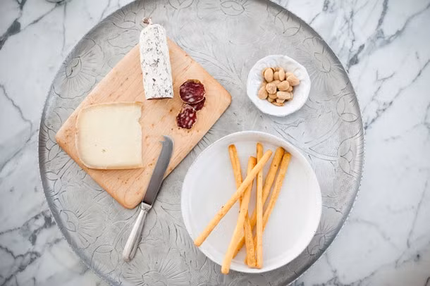 Bạn cũng nên đảm bảo chế độ ăn uống của bạn đủ canxi để duy trì và tăng cường khối lượng xương của bạn. Các sản phẩm sữa như sữa, phô mai và sữa chua đều là những nguồn canxi tuyệt vời bạn có thể ăn hàng ngày.