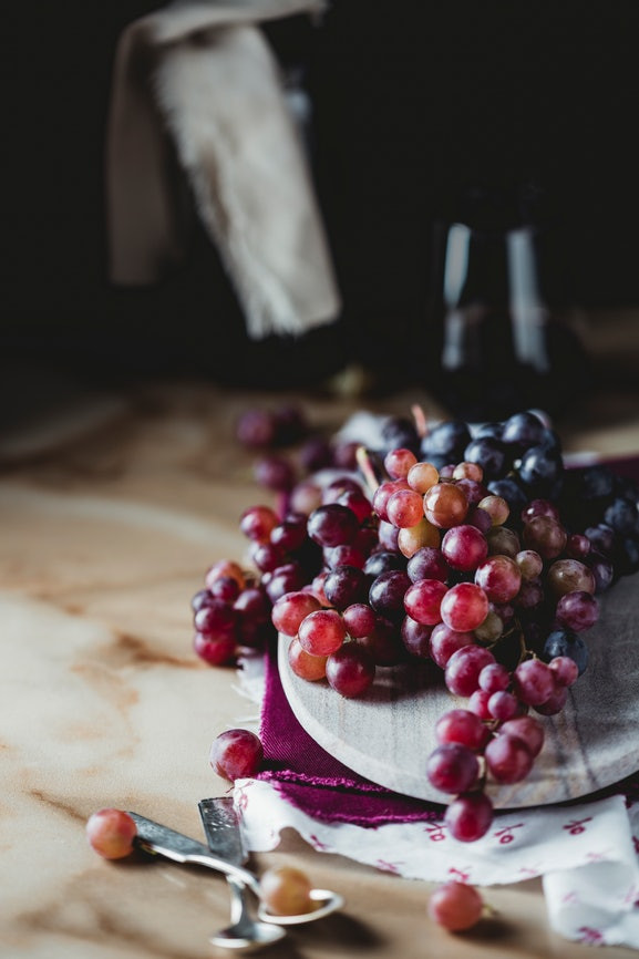 Nho đỏ có chứa chất chống viêm gọi là resveratrol có tác dụng giảm đau rất hiệu quả.