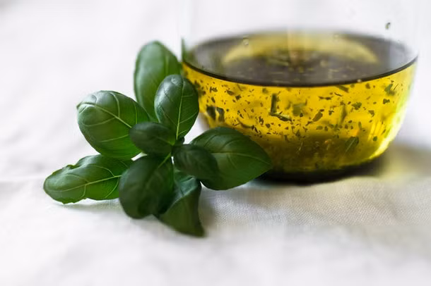 Dầu ô liu có một số lợi ích sức khỏe đã được chứng minh, bao gồm khả năng chống viêm. Dầu olive chứa rất nhiều chất chống oxy hóa mà một trong số đó là oleocanthal có tác dụng giảm đau lưng.