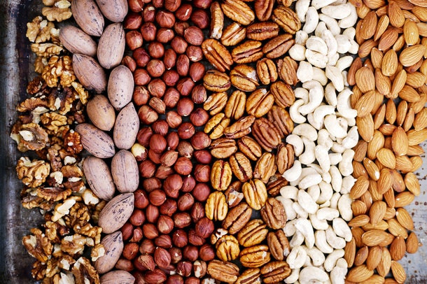 Các loại hạt như hạnh nhân, quả hồ đào, quả óc chó và hạt brazil cũng rất tốt cho người bị đau lưng.