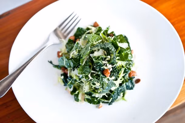 Rau cải xoăn có đặc tính chống viêm rất tốt cho người hay bị đau lưng.