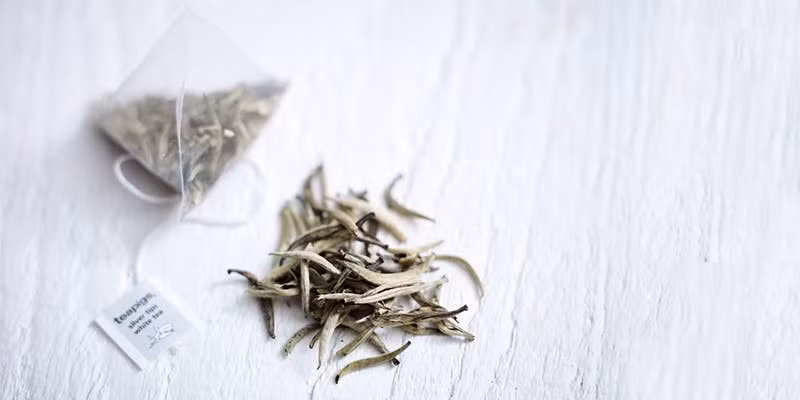 Trà trắng và các hợp chất của nó có thể bảo vệ da khỏi tổn thương liên quan đến lão hóa. Ảnh: blucommerce.