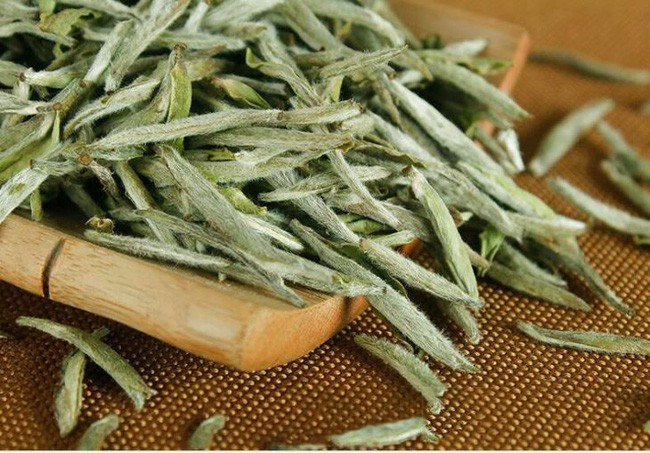 Trà trắng chứa caffeine và catechin như EGCG. Hai hợp chất này giúp cơ thể đốt cháy chất béo và tăng cường trao đổi chất, giúp bạn giảm cân. Ảnh: shopify.