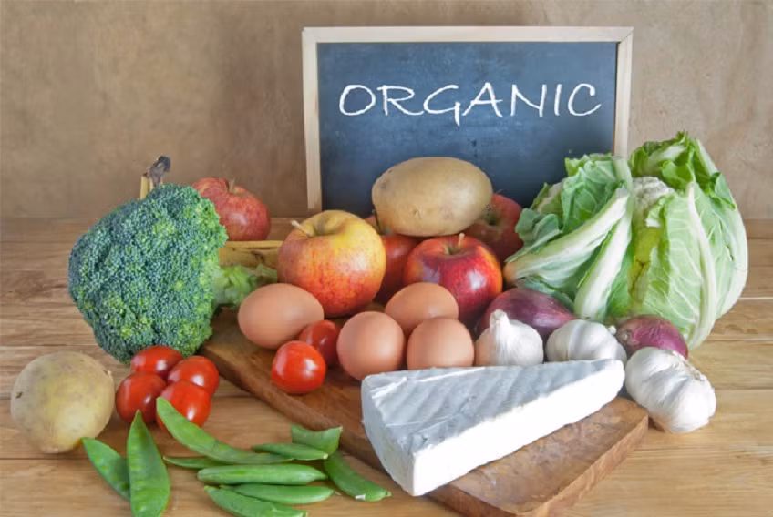 Thực phẩm hữu cơ chứa ít thuốc trừ sâu hơn, chứ không phải là tuyệt đối không sử dụng thuốc trừ sâu. Ảnh: happytrade.