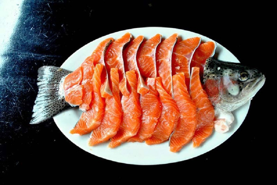 Ăn cá hồi nuôi tại trang trại có thể gây tổn hại cho thị lực của con người và thậm chí là một chất gây ung thư đã được biết đến. Ảnh: haisanhoanglong.