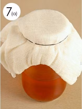 Bước 7: Sau khi lọc xong, bạn đậy bình lại bằng một miếng vải mỏng. Ảnh: phunusuckhoe.