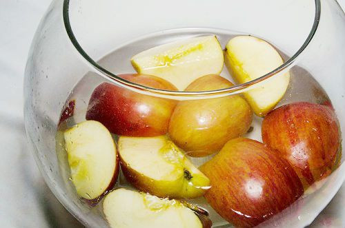 Bước 3: Cho toàn bộ số táo đã cắt vào một lọ thủy tinh và rót nước vào bình sao cho nước ngập táo. Ảnh: