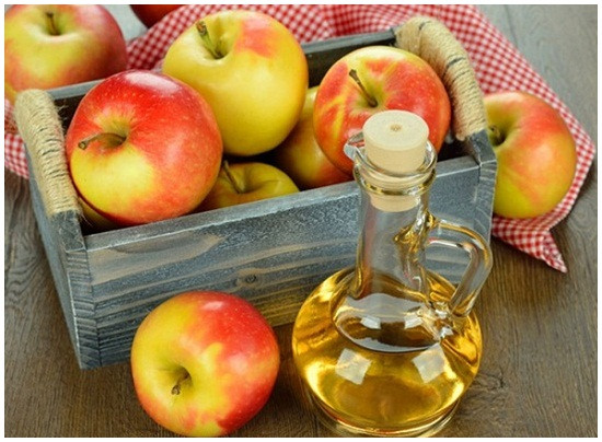 Bước 9: Cuối cùng, khi các bước làm giấm táo đã hoàn thiện bạn có thể chiết giấm táo sang những bình nhỏ hơn và bảo quản trong tủ lạnh. Ảnh: buanhocduong.