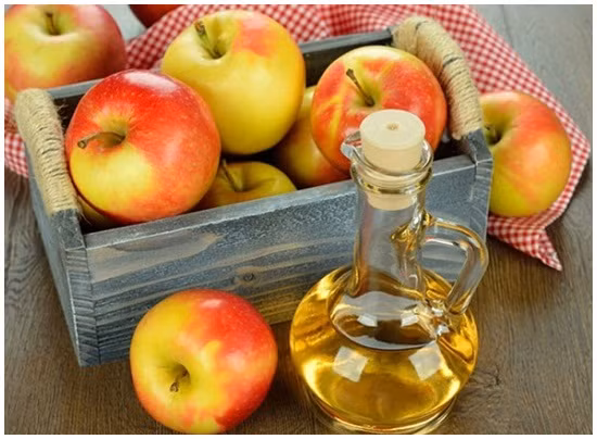 Bước 9: Cuối cùng, khi các bước làm giấm táo đã hoàn thiện bạn có thể chiết giấm táo sang những bình nhỏ hơn và bảo quản trong tủ lạnh. Ảnh: buanhocduong.